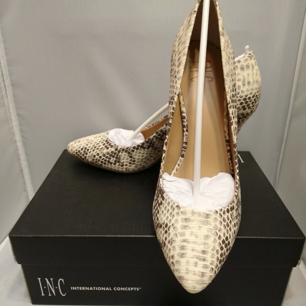 Zitah Snake Print Pointed Toe Pumps by INC International Concepts. NEW! Sz. 9